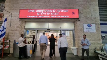 President Kadish and Rabbi Krupka entering hospital in Ashkelon.