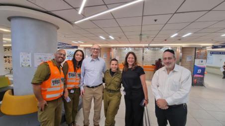 President Kadish and Rabbi Krupka with members of the hospital staff