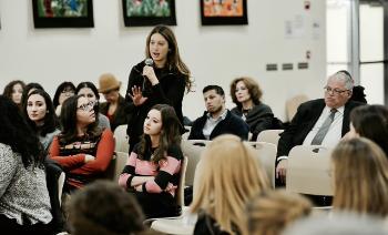 An audience member at Judge Freier's presentation