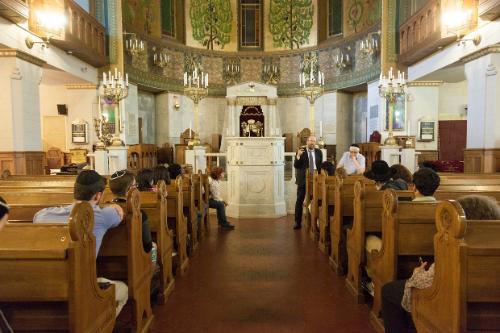 Students visit the Choral Synagogue in Moscow and learn its history from Professor Alexander Lakshin